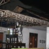 Petugas Damkar Kuningan saaqt membersihkan sarang tawon berukuran raksasa.